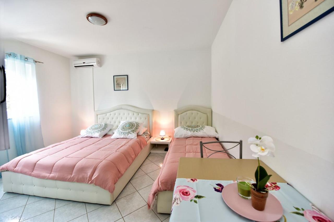 Apartments House Anna For Max 13 Persons In Porec, Pet Friendly Poreč Exterior foto