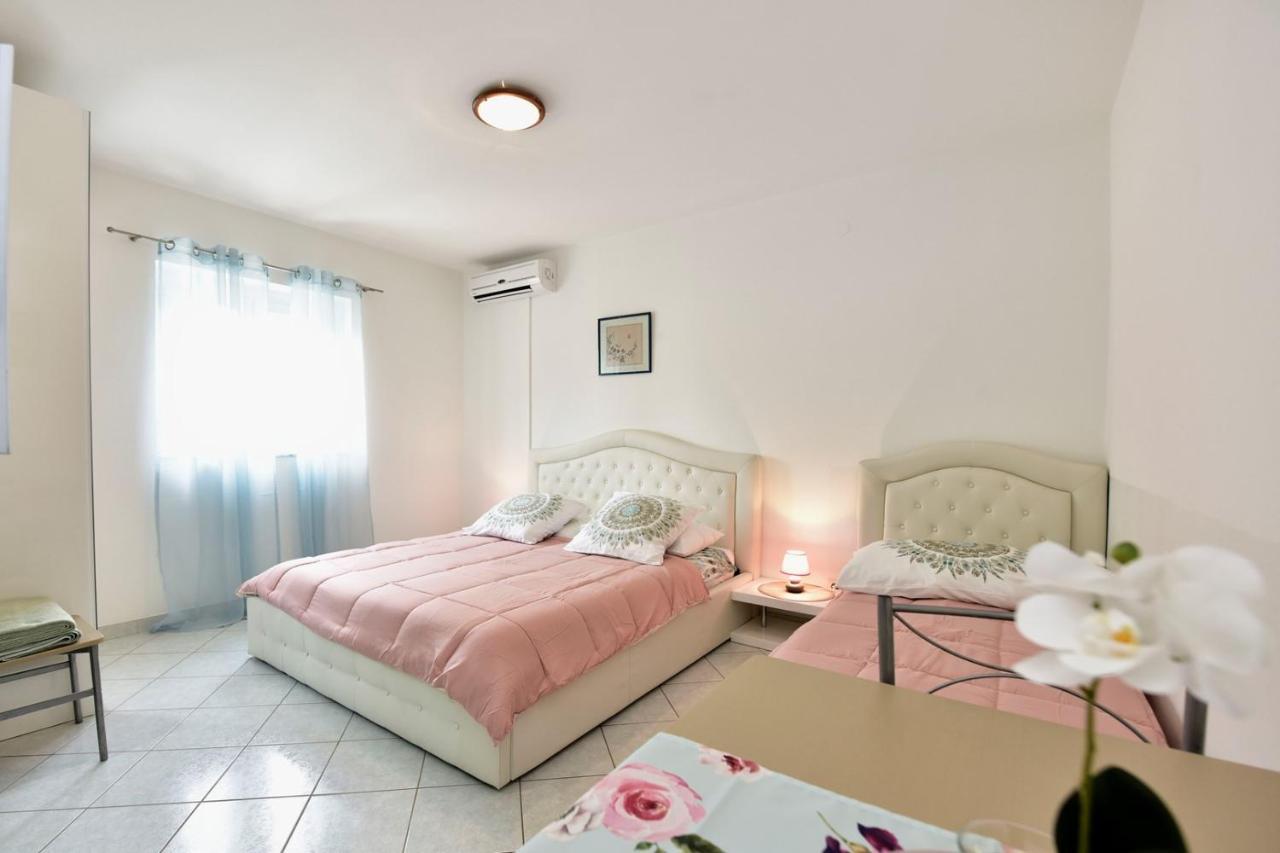 Apartments House Anna For Max 13 Persons In Porec, Pet Friendly Poreč Exterior foto